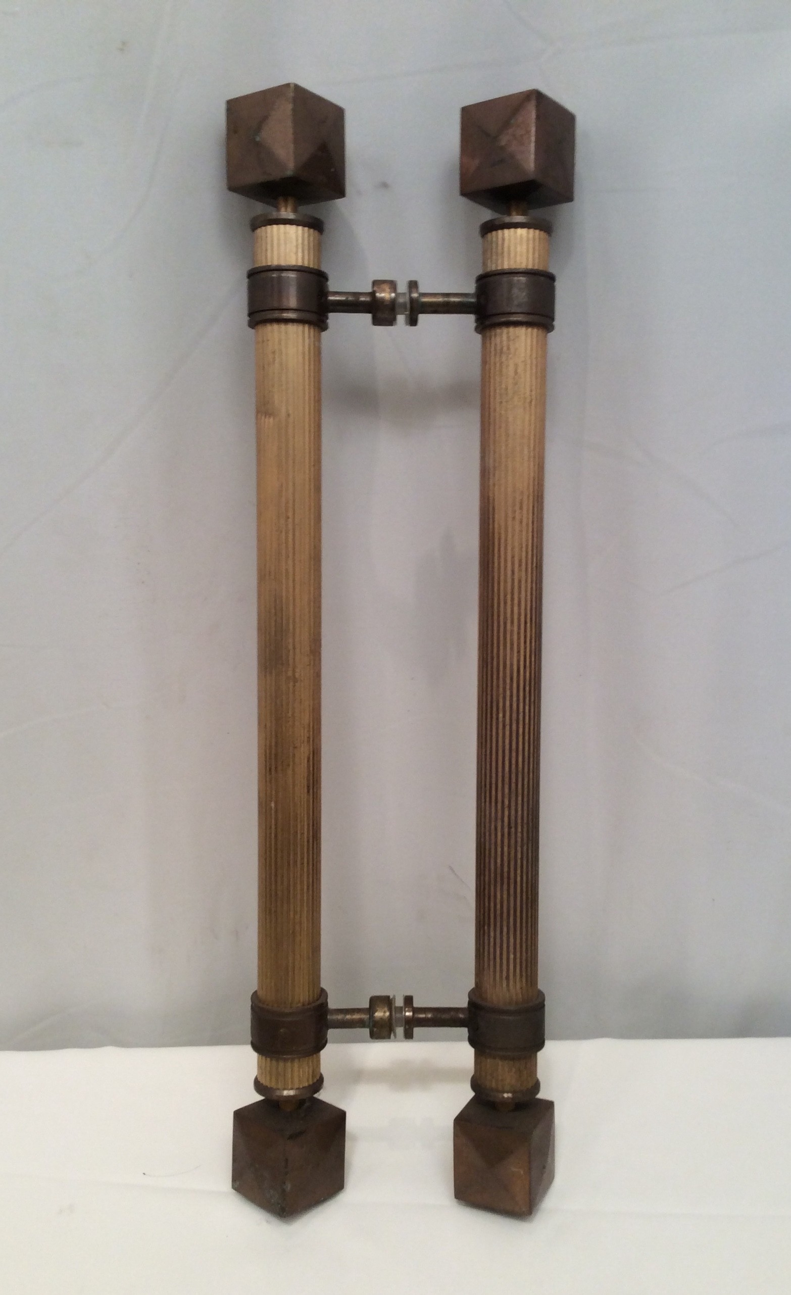 Anciennes poignées de porte de magasin. Décoration de magasin Guy Laurent Setruk Antiquités