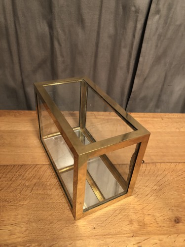 Ancienne très petite vitrine de présentation.