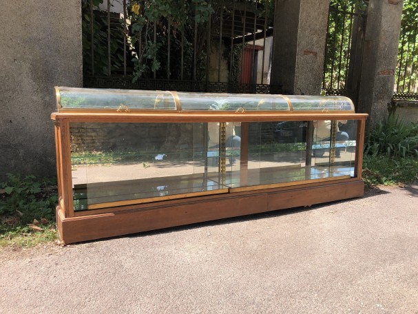 Ancien meuble vitrine de présentation.