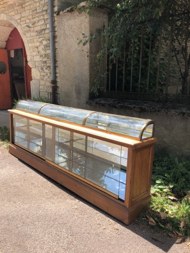 Ancien meuble vitrine de présentation.