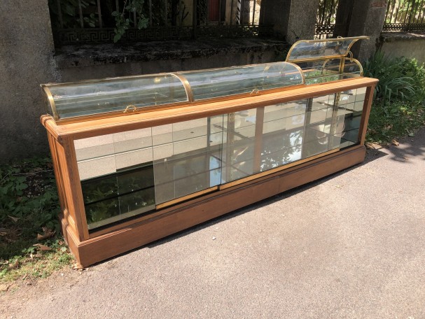 Ancien meuble vitrine de présentation.
