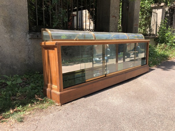 Ancien meuble vitrine de présentation.