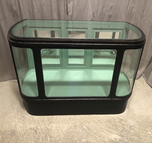 Ancien meuble comptoir vitrine de magasin.