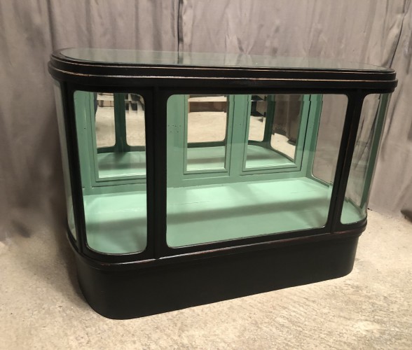 Ancien meuble comptoir vitrine de magasin.