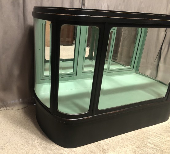 Ancien meuble comptoir vitrine de magasin.