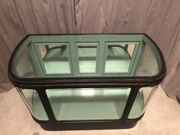 Ancien meuble comptoir vitrine de magasin.