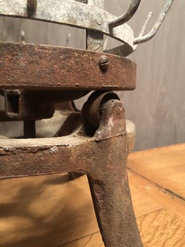 Ancien égouttoir à bouteilles.