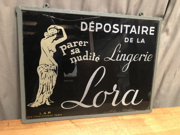 Ancienne enseigne de lingerie féminine.