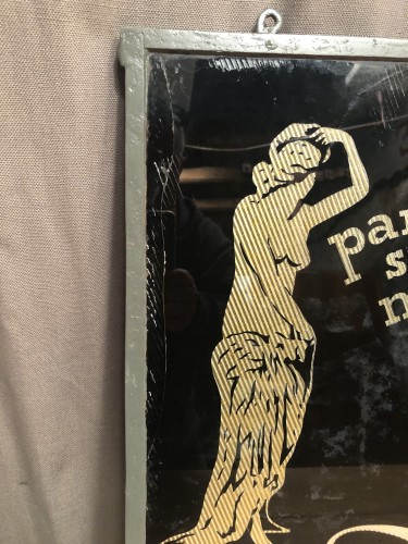 Ancienne enseigne de lingerie féminine.