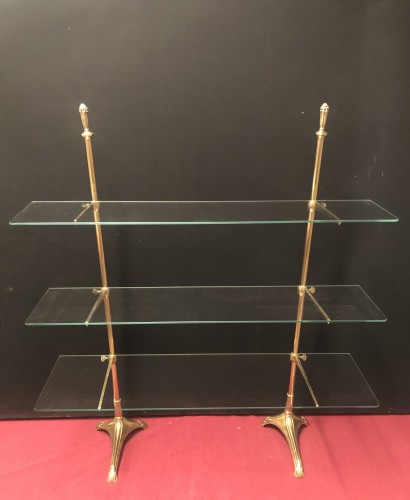 Anciennes étagères de présentation de magasin, pâtisserie ou boulangerie.(réservé PHG)