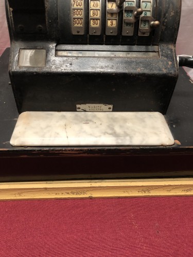 Ancienne caisse enregistreuse de magasin.