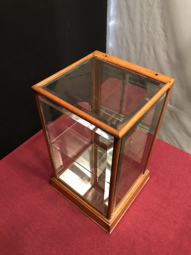 Ancienne petite vitrine de présentation de comptoir de magasin.