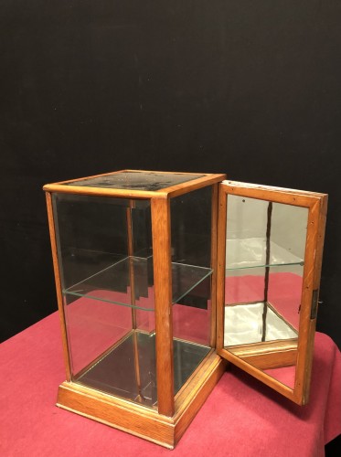 Ancienne petite vitrine de présentation de comptoir de magasin.