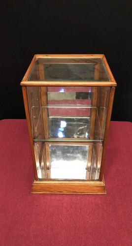 Ancienne petite vitrine de présentation de comptoir de magasin.