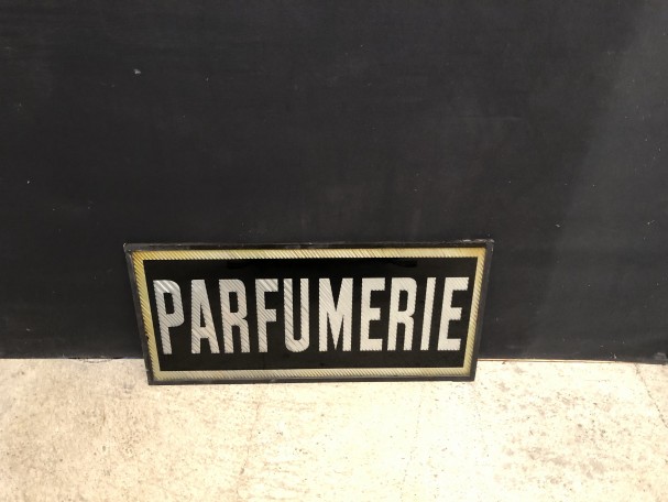 Ancienne enseigne de parfumerie. Magasin de parfumeur.