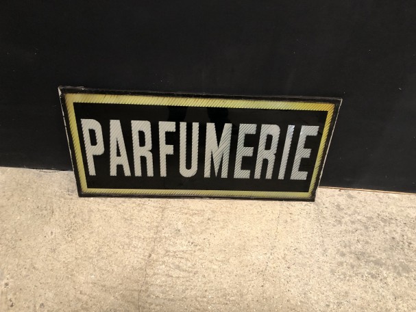 Ancienne enseigne de parfumerie. Magasin de parfumeur.