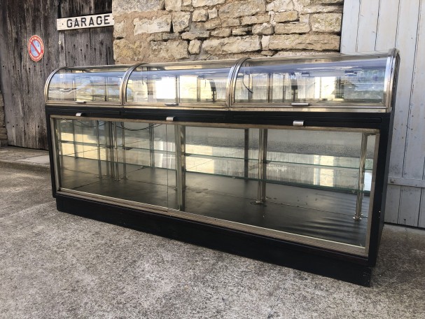 Important meuble vitrine ancien de confiserie, boulangerie, pâtisserie.