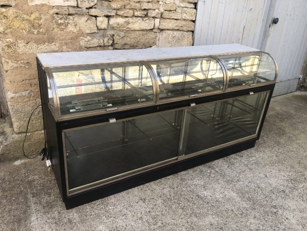 Important meuble vitrine ancien de confiserie, boulangerie, pâtisserie.