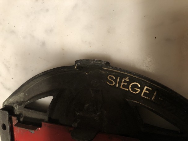 Ancienne enseigne de magasin d'orfèvrerie. Siégel.