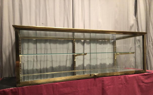Ancienne vitrine de magasin à poser sur un comptoir ou une table.