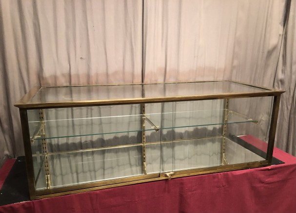 Ancienne vitrine de magasin à poser sur un comptoir ou une table.