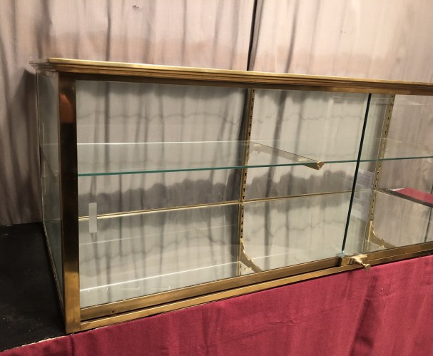 Ancienne vitrine de magasin à poser sur un comptoir ou une table.
