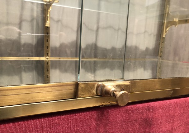 Ancienne vitrine de magasin à poser sur un comptoir ou une table.