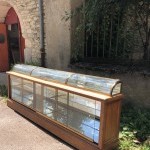 Ancien meuble vitrine de présentation.