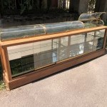 Ancien meuble vitrine de présentation.