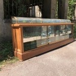 Ancien meuble vitrine de présentation.
