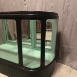 Ancien meuble comptoir vitrine de magasin.