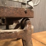 Ancien égouttoir à bouteilles.