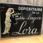 Ancienne enseigne de lingerie féminine.