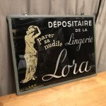 Ancienne enseigne de lingerie féminine.