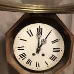 Ancienne pendule murale de magasin, brasserie.