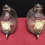 Deux anciens tonnelets à parfum de magasin.