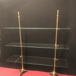 Anciennes étagères de présentation de magasin, pâtisserie ou boulangerie.(réservé PHG)