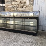 Important meuble vitrine ancien de confiserie, boulangerie, pâtisserie.