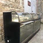 Important meuble vitrine ancien de confiserie, boulangerie, pâtisserie.