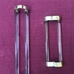Deux anciennes paires de poignées de porte d'un magasin de luxe