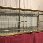 Ancienne vitrine de magasin à poser sur un comptoir ou une table.