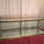Ancienne vitrine de magasin à poser sur un comptoir ou une table.