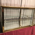 Ancienne vitrine de magasin à poser sur un comptoir ou une table.