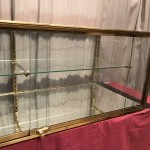 Ancienne vitrine de magasin à poser sur un comptoir ou une table.