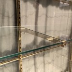 Ancienne vitrine de magasin à poser sur un comptoir ou une table.