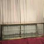 Ancienne vitrine de magasin à poser sur un comptoir ou une table.
