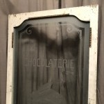 Ensemble de cinq portes de boulangerie, pâtisserie, confiserie, chocolatier, salon de thé.