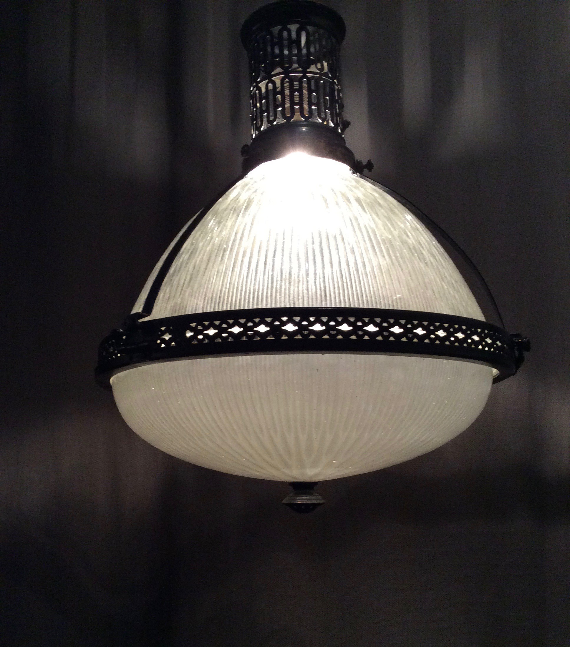 Ancienne suspension Holophane. Luminaires Guy Laurent Setruk Antiquités