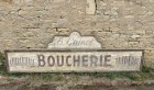 Ancienne grande enseigne de façade de magasin.