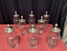 Suite de huit flacons, bocaux de confiserie.